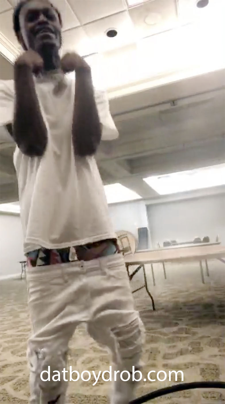White jeans sag