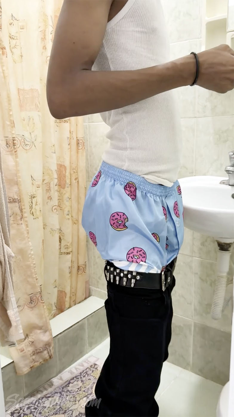 Thugandres saggin, wankin in satins - Image 2